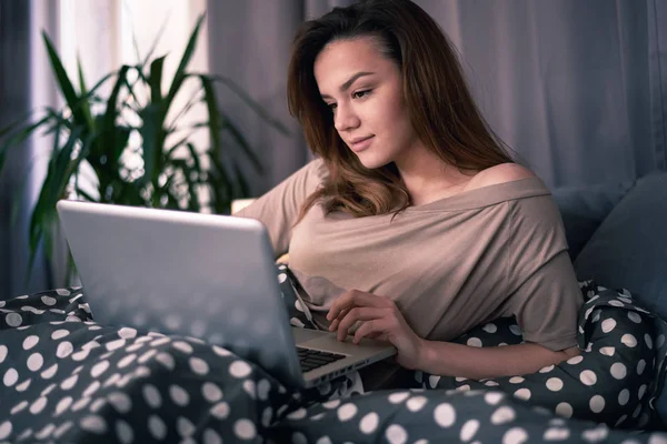 Kvinna som använder laptop hemma — Stockfoto