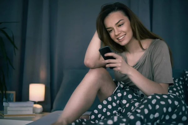 Молодая красивая женщина с помощью телефона — стоковое фото