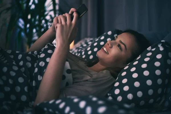 Jovem mulher bonita usando telefone — Fotografia de Stock