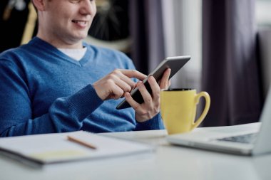 ofiste çalışan genç adam  