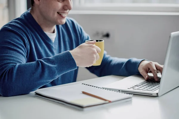 Jonge man aan het werk op kantoor — Stockfoto