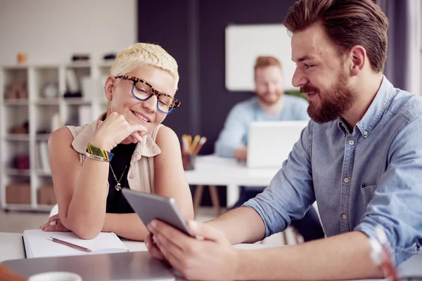 modern ofis insanlara