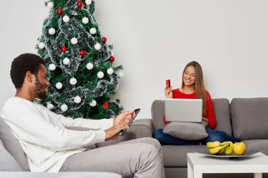 Genç çift çevrimiçi alışveriş yapma 