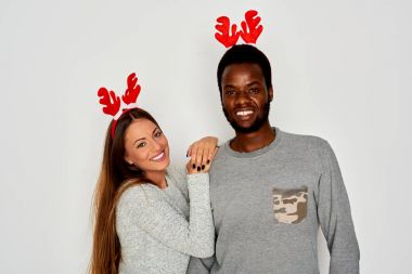 genç bir çift kapalı poz