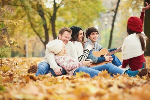 Gruppe junger Menschen — Stockfoto