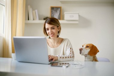 Köpekli güzel bir kadın. 