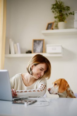Köpekli güzel bir kadın. 