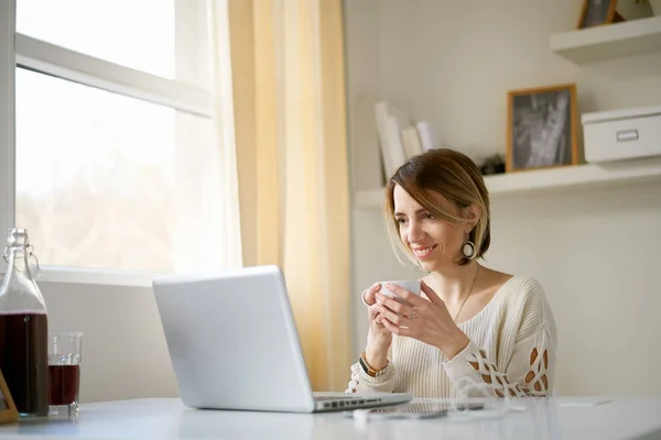 Jonge vrouw die thuis werkt — Stockfoto