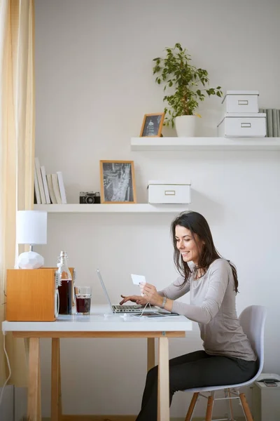 Junge Frau arbeitet zu Hause — Stockfoto