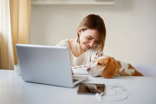 Joven hermosa mujer con perro — Foto de Stock