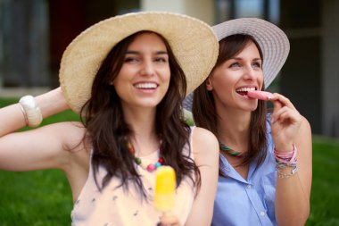 iki güzel genç kızlar