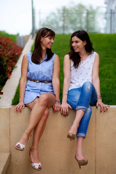 iki genç güzel kız