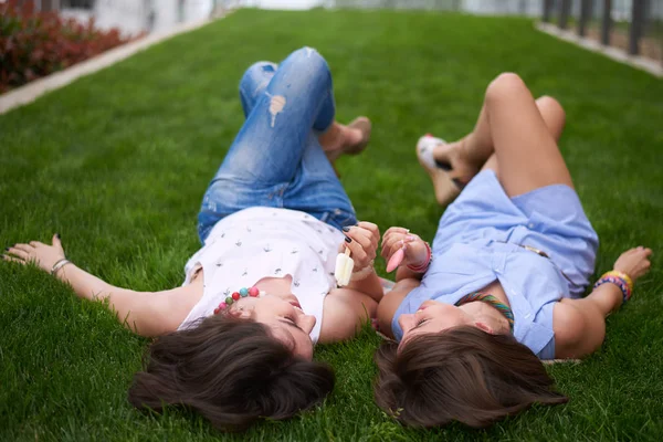 Duas lindas meninas — Fotografia de Stock