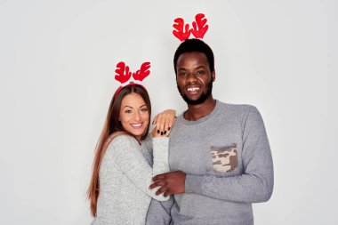 genç bir çift kapalı poz