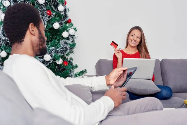 Genç çift çevrimiçi alışveriş yapma 