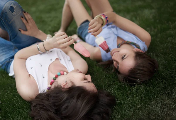 Duas lindas meninas — Fotografia de Stock