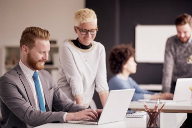 Genç iş adamları ofiste.