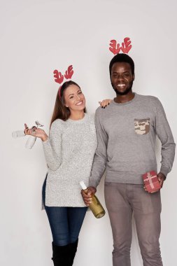 genç bir çift kapalı poz