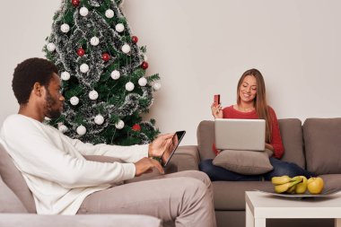 Genç çift çevrimiçi alışveriş yapma 