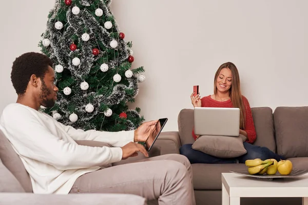 Genç çift çevrimiçi alışveriş yapma 