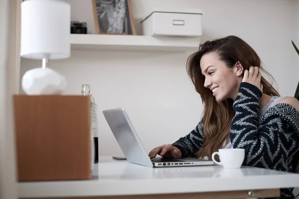 Young woman working at home — Stock Photo, Image