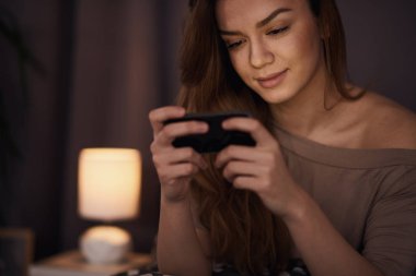 telefon kullanan genç güzel kadın 