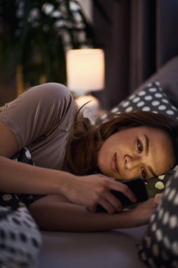 telefon kullanan genç güzel kadın 