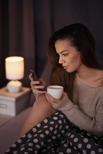 Mladá krásná žena pomocí telefonu — Stock fotografie