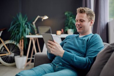 ofiste çalışan genç adam