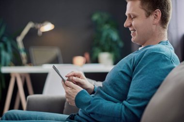 ofiste çalışan genç adam