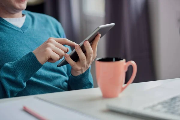 Jeune homme travaillant au bureau — Photo