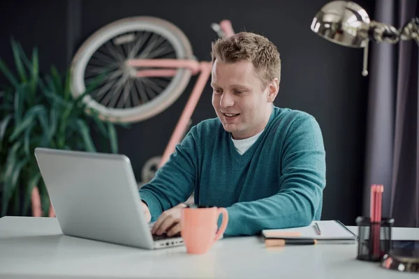 Jonge man aan het werk op kantoor — Stockfoto