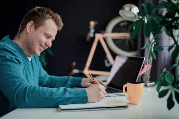 Jonge man aan het werk op kantoor — Stockfoto