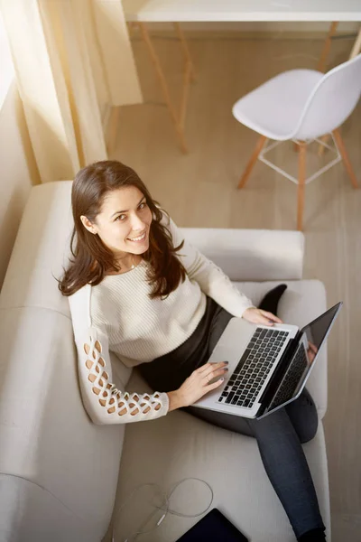 Jonge vrouw die thuis werkt — Stockfoto