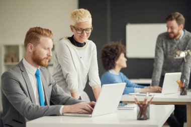 Genç iş adamları ofiste.