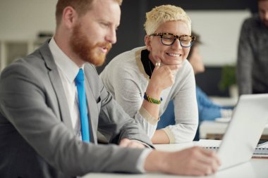 modern ofis insanlara