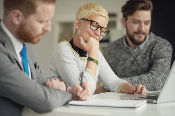 Gruppe von Geschäftsleuten im Büro — Stockfoto