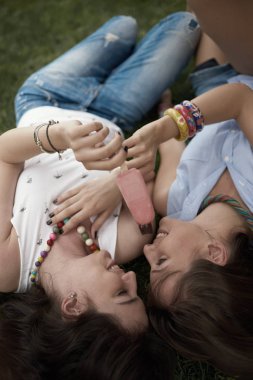 iki güzel genç kızlar