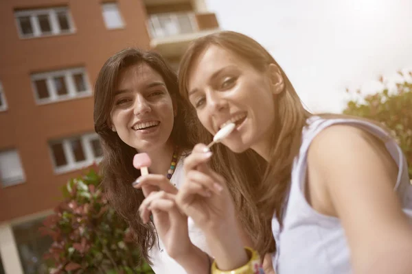 Zwei schöne junge Mädchen — Stockfoto