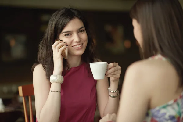 Piękne dziewczyny brunetka — Zdjęcie stockowe