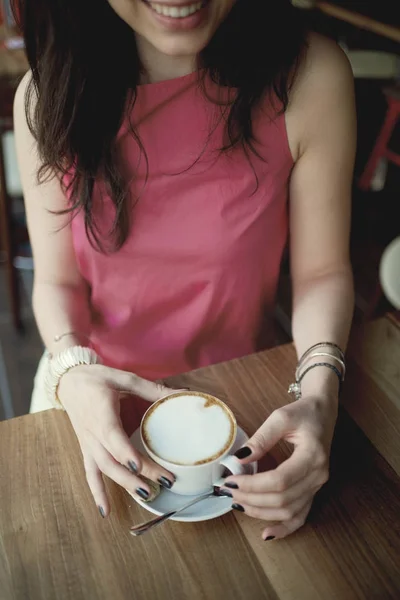 Jovem mulher no café — Fotografia de Stock