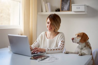 Köpekli güzel bir kadın. 