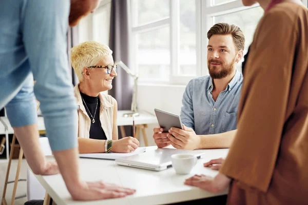 Junge Geschäftsleute im Amt — Stockfoto