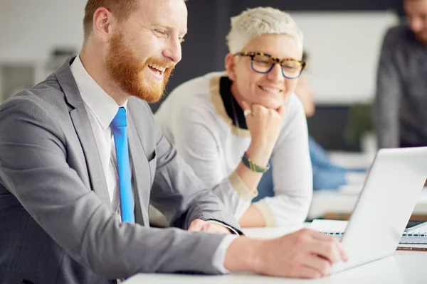 Menschen im modernen Büro — Stockfoto