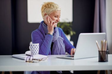 ofiste sarışın kadın