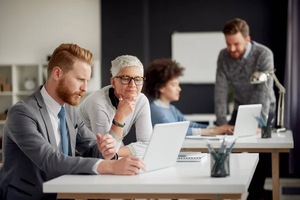 Mitarbeiter im Büro — Stockfoto