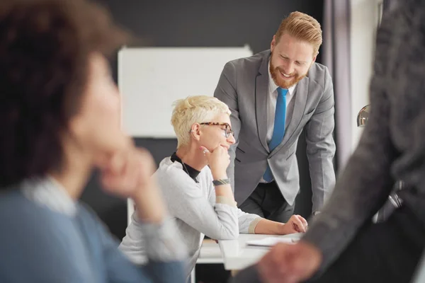 Mitarbeiter im Büro — Stockfoto