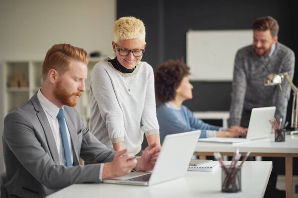 Работающие в офисе 