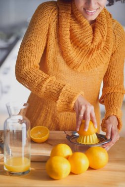 kadın portakal sıkma