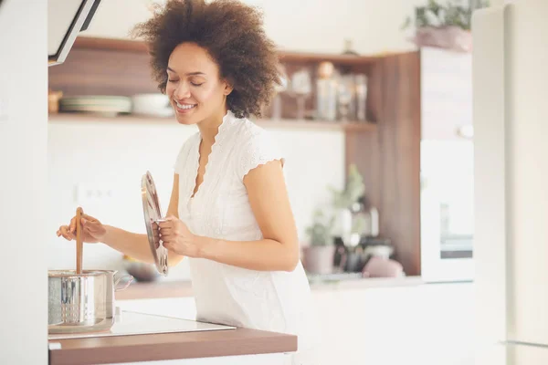 Frau kocht Pasta — Stockfoto